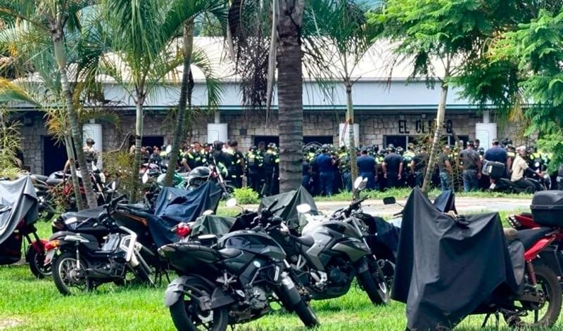 ¡REBELIÓN DE POLICÍAS!