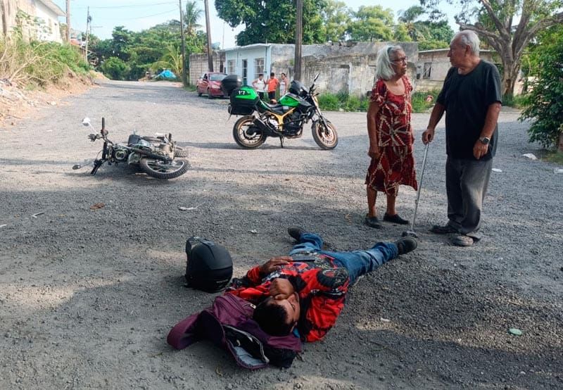 ¡CHOCAN MOTOCICLISTA Y AUTO EN DOS CAMINOS!