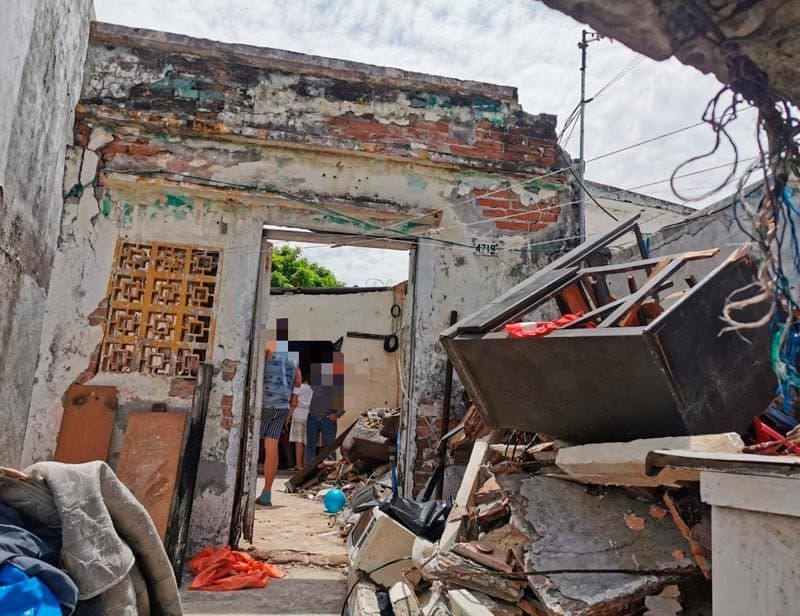 ¡DEMOLERÁN CASA QUE SE LE CAYÓ EL TECHO!