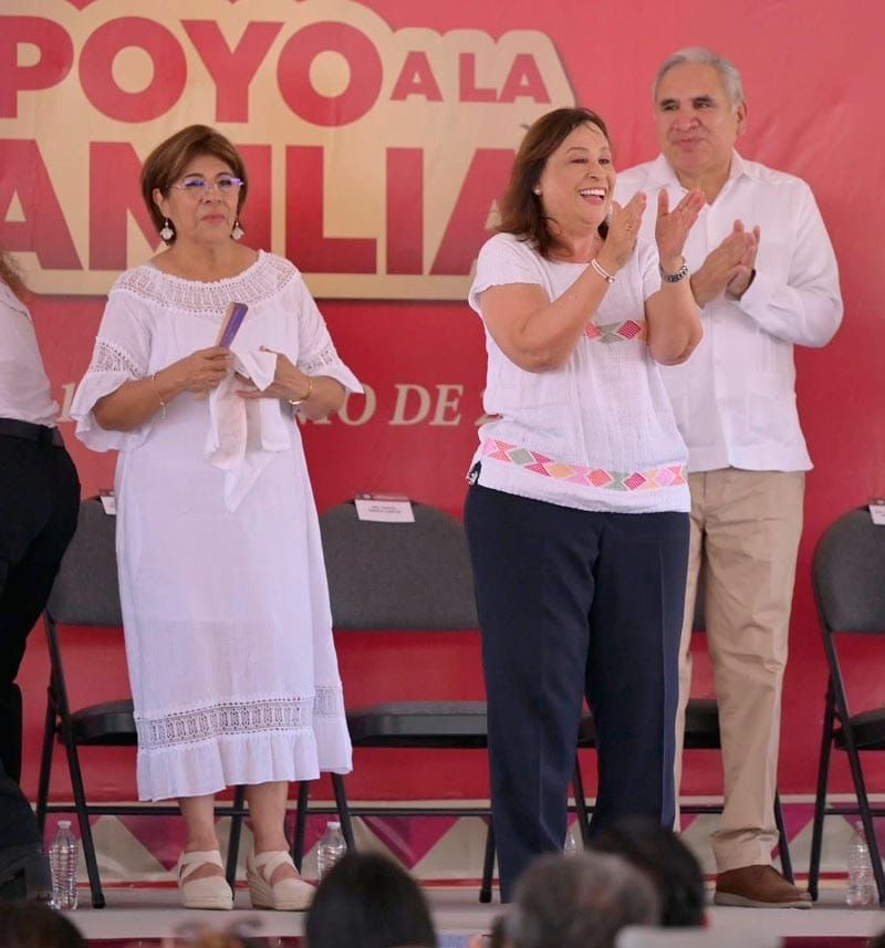 ¡LES ECHAN LA MANO!