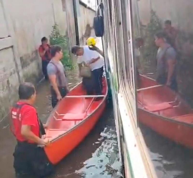 ¡RESCATAN A 23 PASAJEROS! - *Quedó varado por la inundación de la carretera Veracruz-Xalapa
