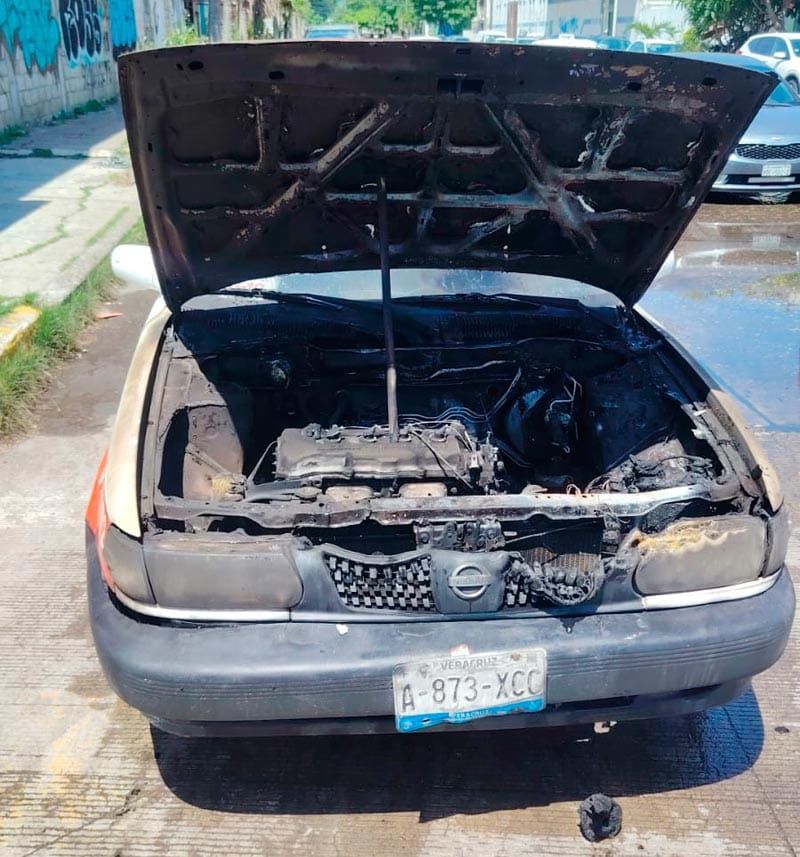¡SE PRENDE TAXI Y MOVILIZA A BOMBEROS MUNICIPALES!