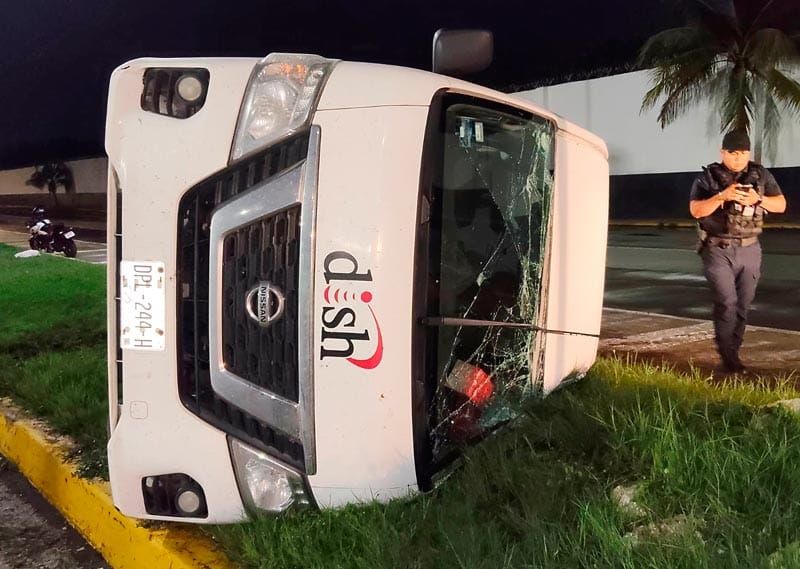¡VUELCA CAMIONETA EN EL BULEVAR FIDEL VELÁZQUEZ!