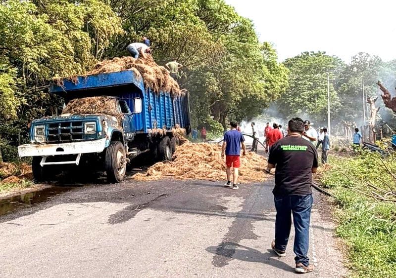 ¡ARDE CAMIÓN CON FORRAJE EN TLALIXCOYAN!
