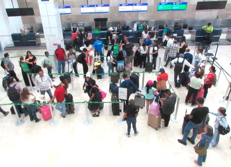 ¡PASAJEROS ESPERAN 5 HORAS PARA VOLAR A MONTERREY!