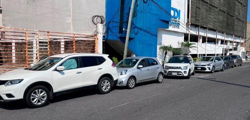 ¡ACELERA Y LE PEGA A 5 AUTOS ESTACIONADOS!