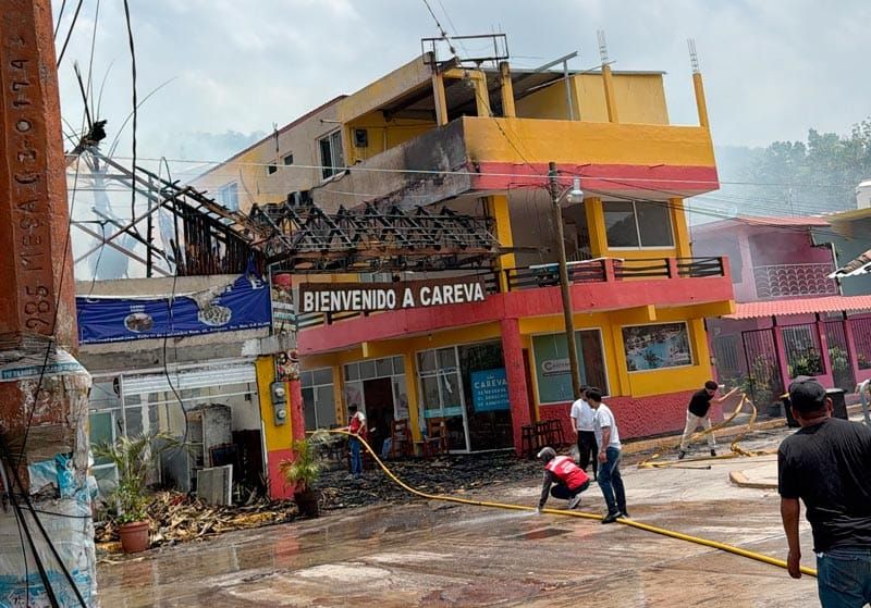 ¡FUEGO ARRASÓ CON PALAPA Y DAÑÓ HOTEL EN ACTOPAN!