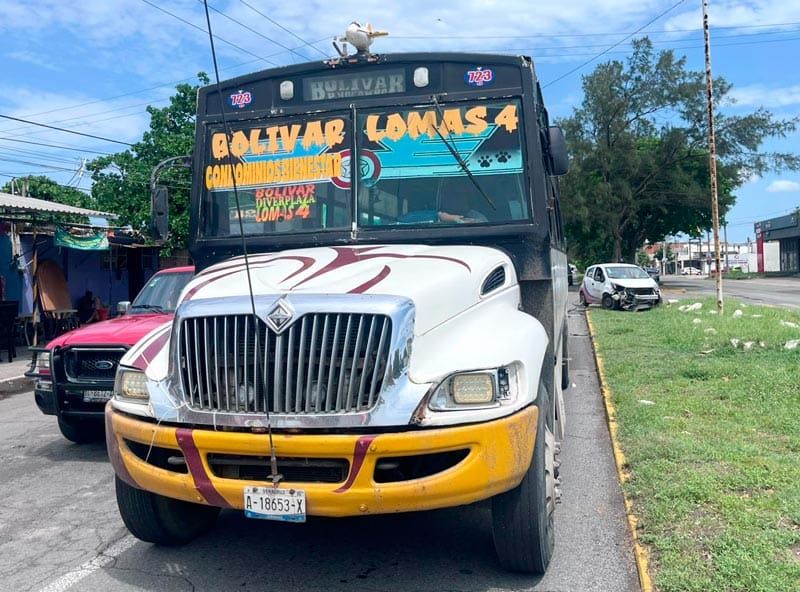 ¡SE PEGAN TRANCAZO AUTOMÓVIL Y UN ‘BOLIVAR-LOMAS 4’!