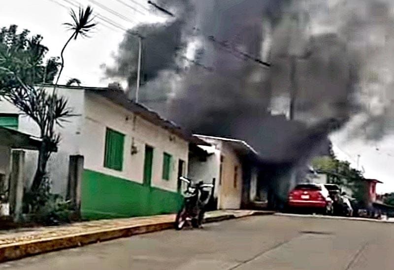¡FAMILIA PERDIÓ SU CASA POR UN INCENDIO!