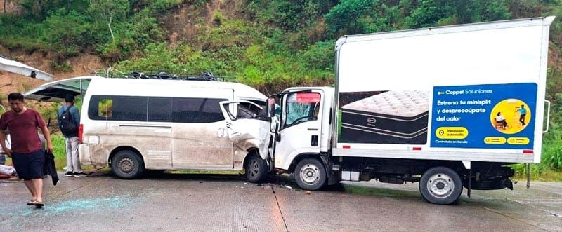 ¡ENCONTRONAZO: 9 HERIDOS! - CAMIONETA URVAN CHOCÓ DE FRENTE CONTRA CAMIÓN DE COPPEL EN PAPANTLA