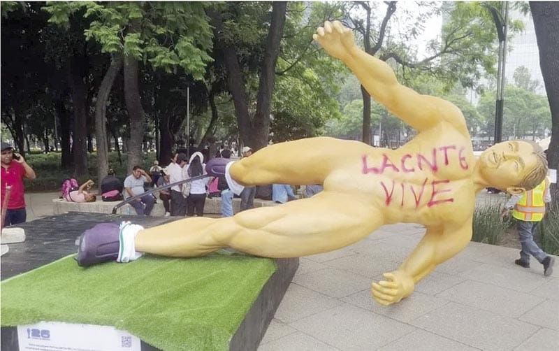¡VANDALIZAN ESCULTURAS! - DEL MUNDIAL DE FÚTBOL