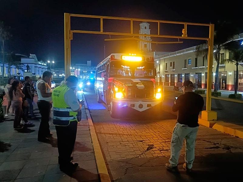 ¡EN VIAJE DE GRADUACIÓN SE QUEDAN ATORADOS EN EL PUENTE MORELOS!