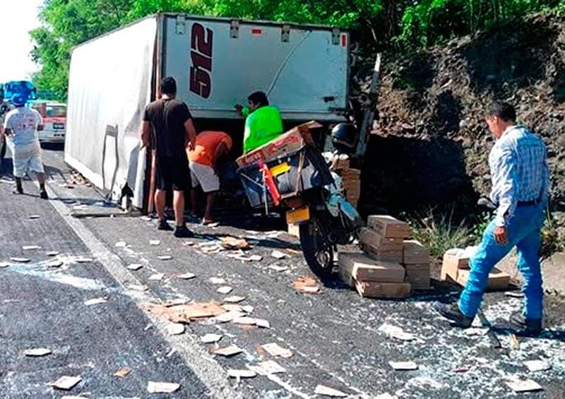 ¡RAPIÑA DE LECHITAS POR VOLCADURA EN PUENTE NACIONAL!
