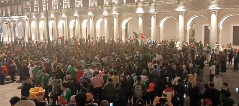 ¡Y LO CELEBRAN! - *Había 800 mil mexicanos en el Ángel de la CDMX