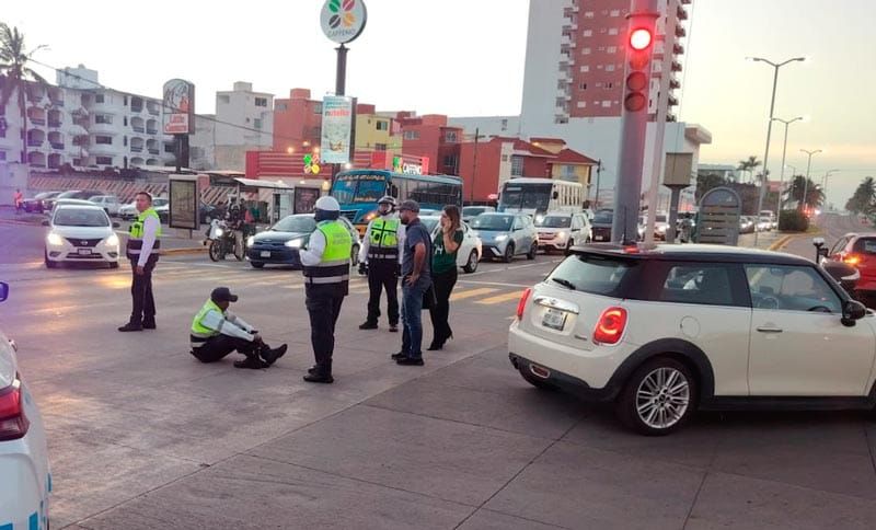 ¡ATROPELLAN A AGENTES DE TRÁNSITO EN BOCA DEL RÍO!