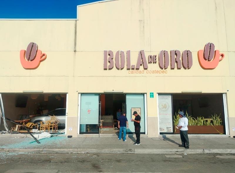 ¡CONDUCTOR EBRIO SE ESTRELLA CONTRA CAFETERÍA BOLA DE ORO!