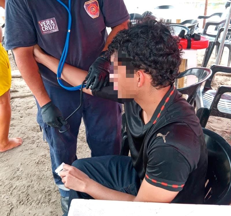 ¡RESCATAN A JOVEN QUE SE METIÓ AL MAR EN APARENTE CRISIS EMOCIONAL!