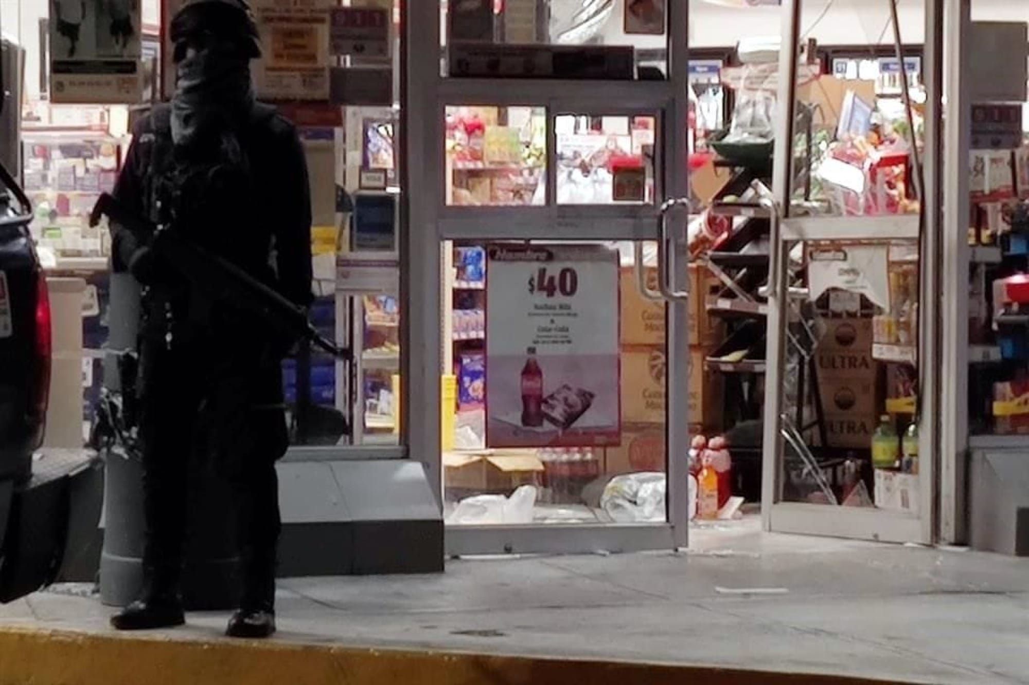 ¡ASALTAN TIENDA OXXO FRENTE A PROTECCIÓN CIVIL DE MEDELLÍN!