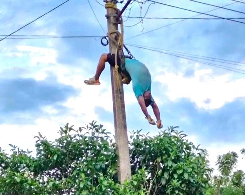 ¡OBRERO SE ELECTROCUTA Y QUEDA COLGADO DEL POSTE!