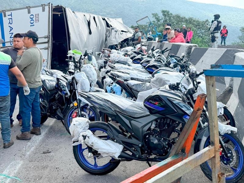 ¡VOLCÓ DE TRÁILER CON MOTOCICLETAS EN LA AUTOPISTA DE MALTRATA!
