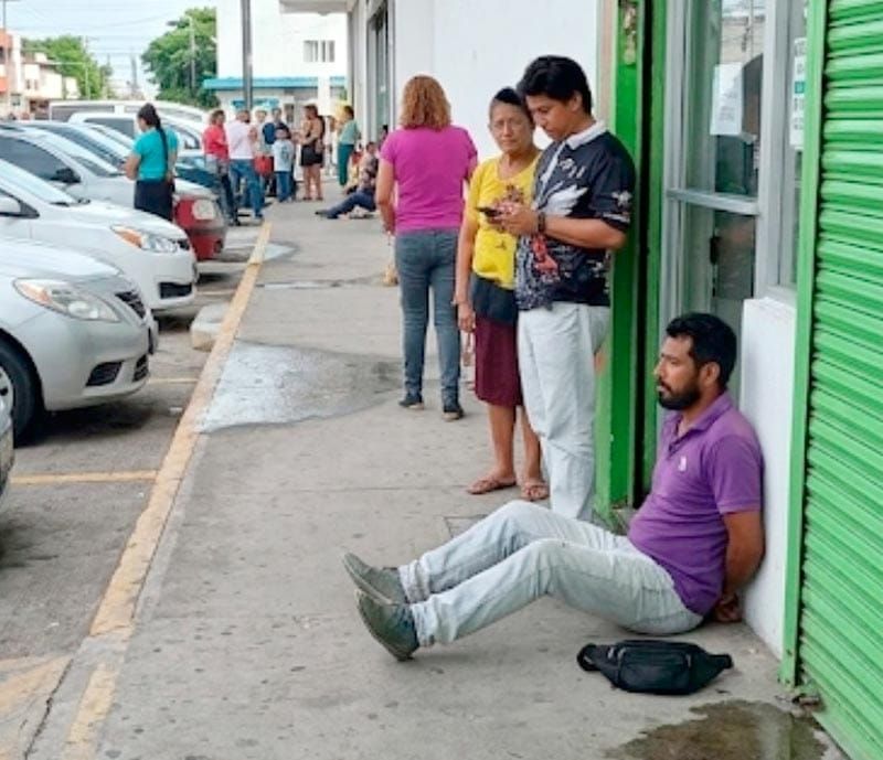 ¡AMARRAN A DELINCUENTE QUE INTENTÓ AGREDIR A EMPLEADA DE TIENDA 3B!