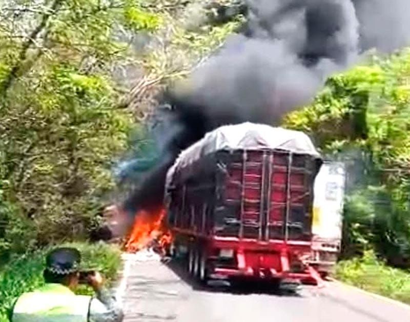¡CHOCAN Y SE INCENDIAN TRES TRÁILERS EN ACTOPAN!