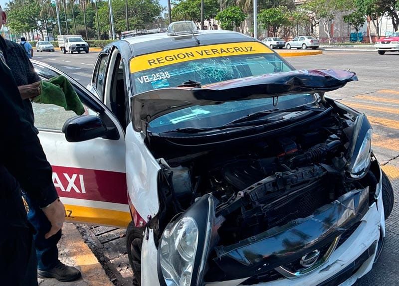 ¡CONDUCTOR DE PROTECCIÓN CIVIL CHOCA CON TAXI Y HUYÓ!