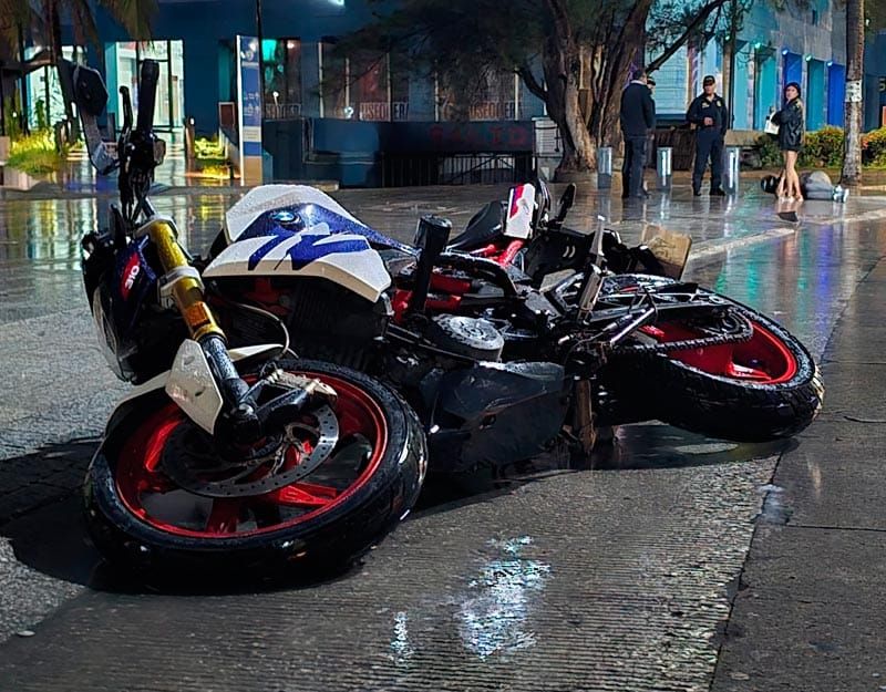 ¡MOTOCICLISTAS DERRAPAN EN LA CURVA DEL ACUARIO!