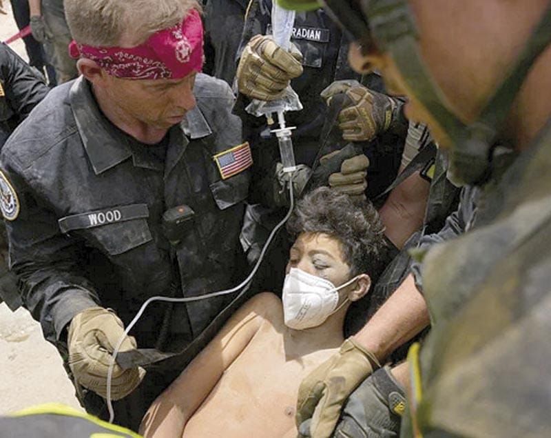 ¡RESCATAN A PADRE E HIJO ENTRE MONTAÑAS DE ESCOMBROS!