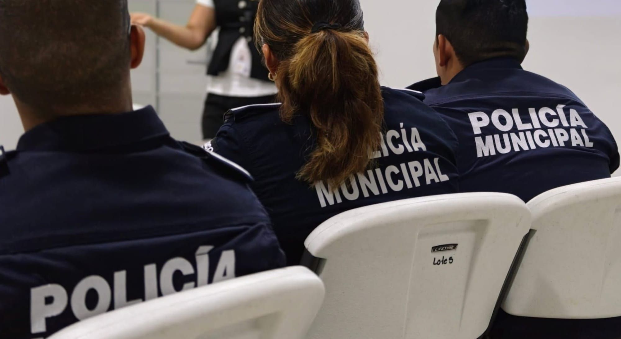 ¡TAXISTA SACÓ UN PISTOLÓN Y ASALTÓ A SU PASAJERO!