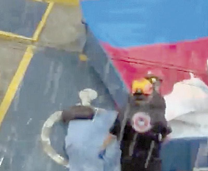 ¡CAE ESPECTACULAR Y APLASTA A MUJER EN PLENA LLUVIA EN NUEVO LEÓN!
