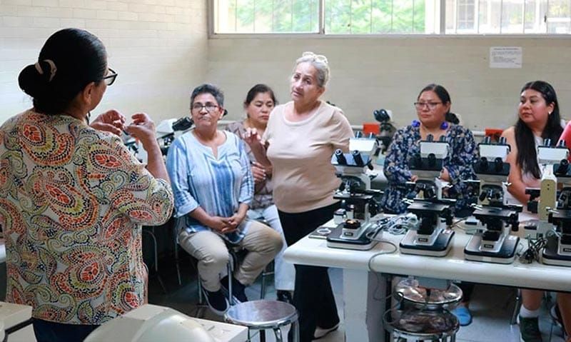 ¡DAN CLASES A BUSCADORAS! - EN LA UV