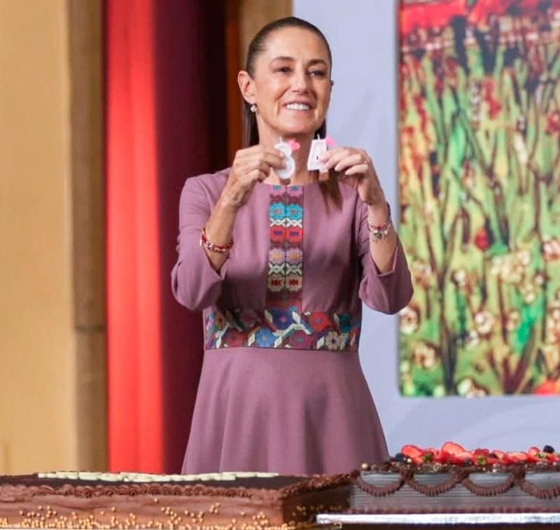 ¡SIN MORDIDA! - *Claudia parte el pastel por su 64, Nahle la felicitó