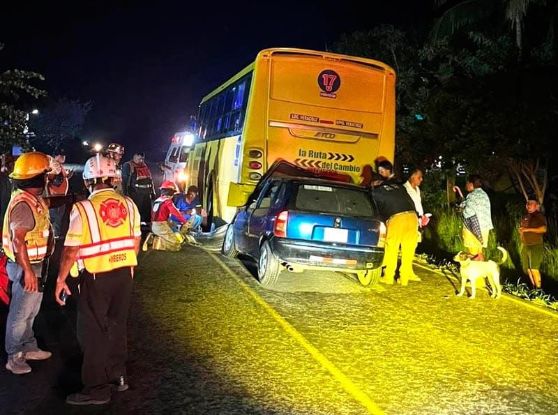 ¡AUTOMOVILISTA QUEDÓ INCRUSTADO EN EL AUTOBÚS!