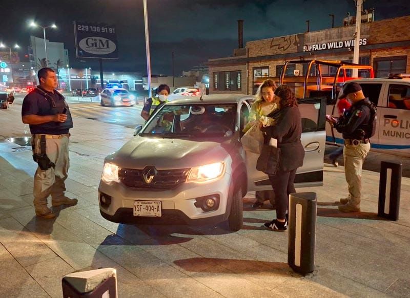 ¡CHICAS FIESTERAS SE TREPAN A LA BANQUETA DEL BULEVAR!