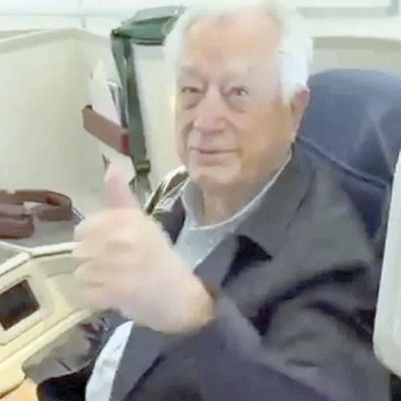¡EXHIBEN A BARTLETT EN PRIMERA CLASE!