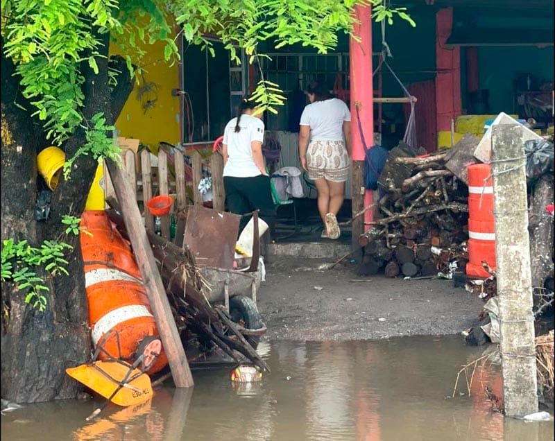 ¡MEDELLÍN BAJO EL AGUA! - *Les llueve y se inundan en puente moreno