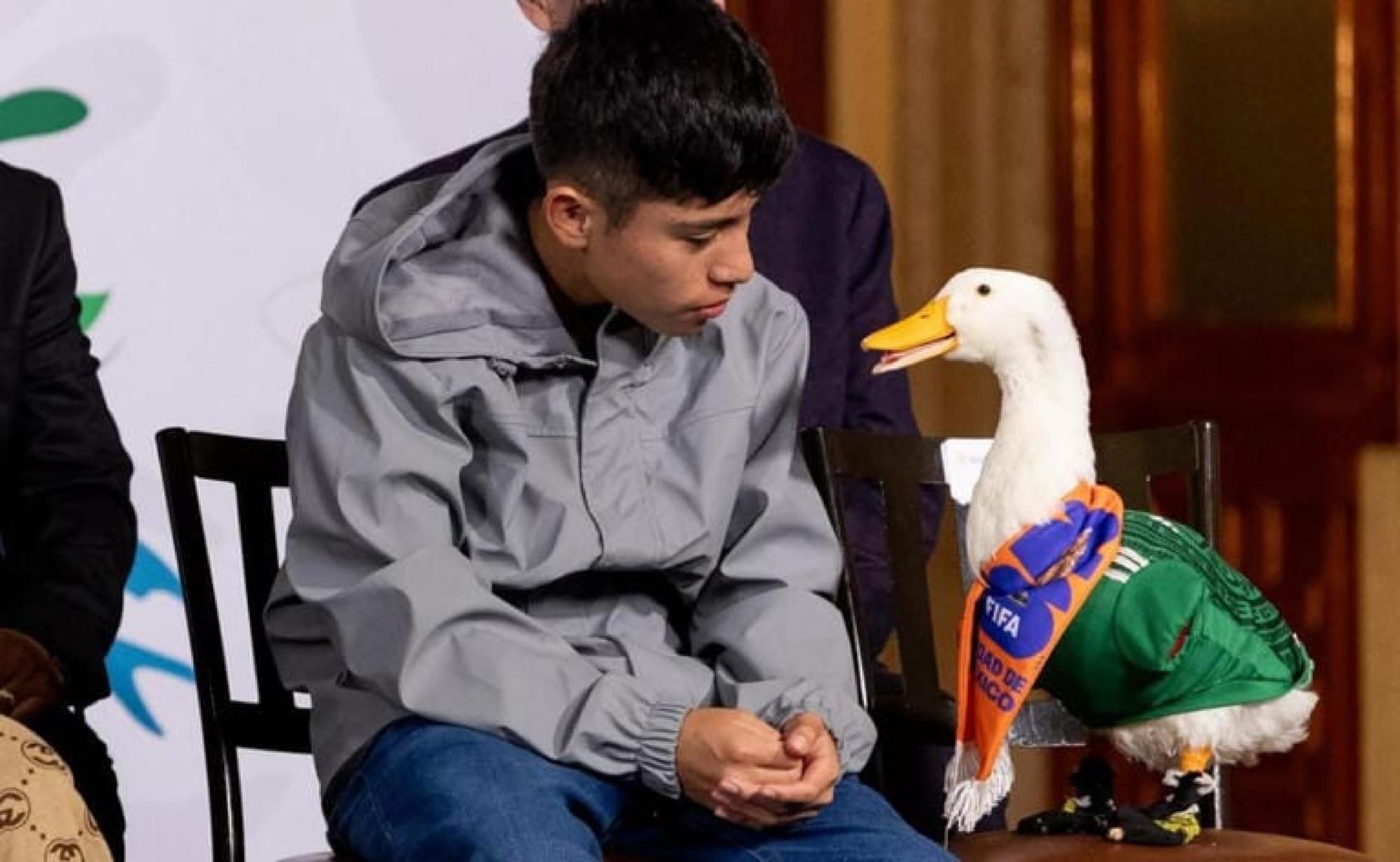 ¡EL PATO MERLÍN A LA MAÑANERA CON SHEINBAUM EN PLENO MUNDIAL!