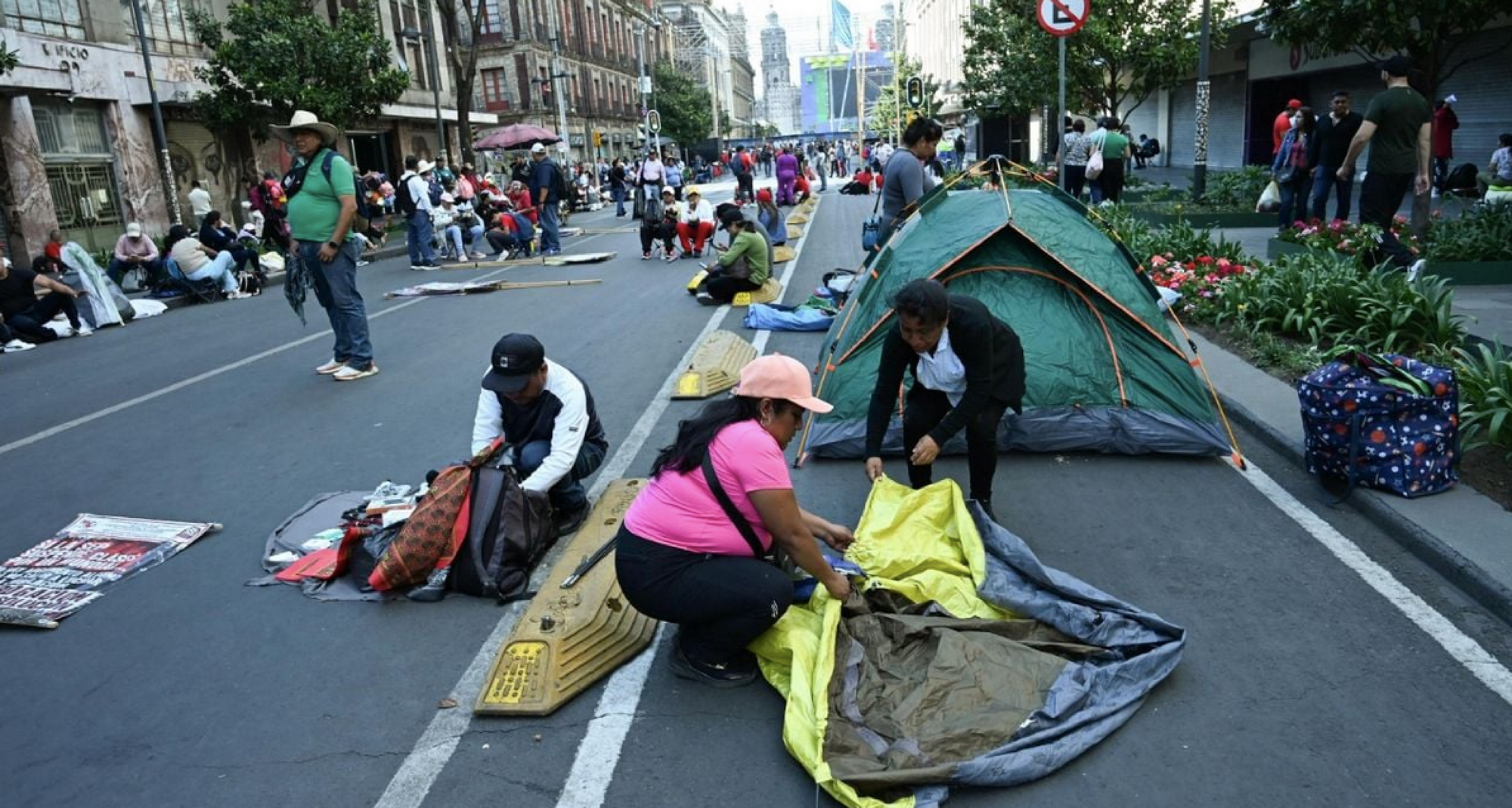 ¡LA CNTE CERCA EL ZÓCALO CON PLANTONES!