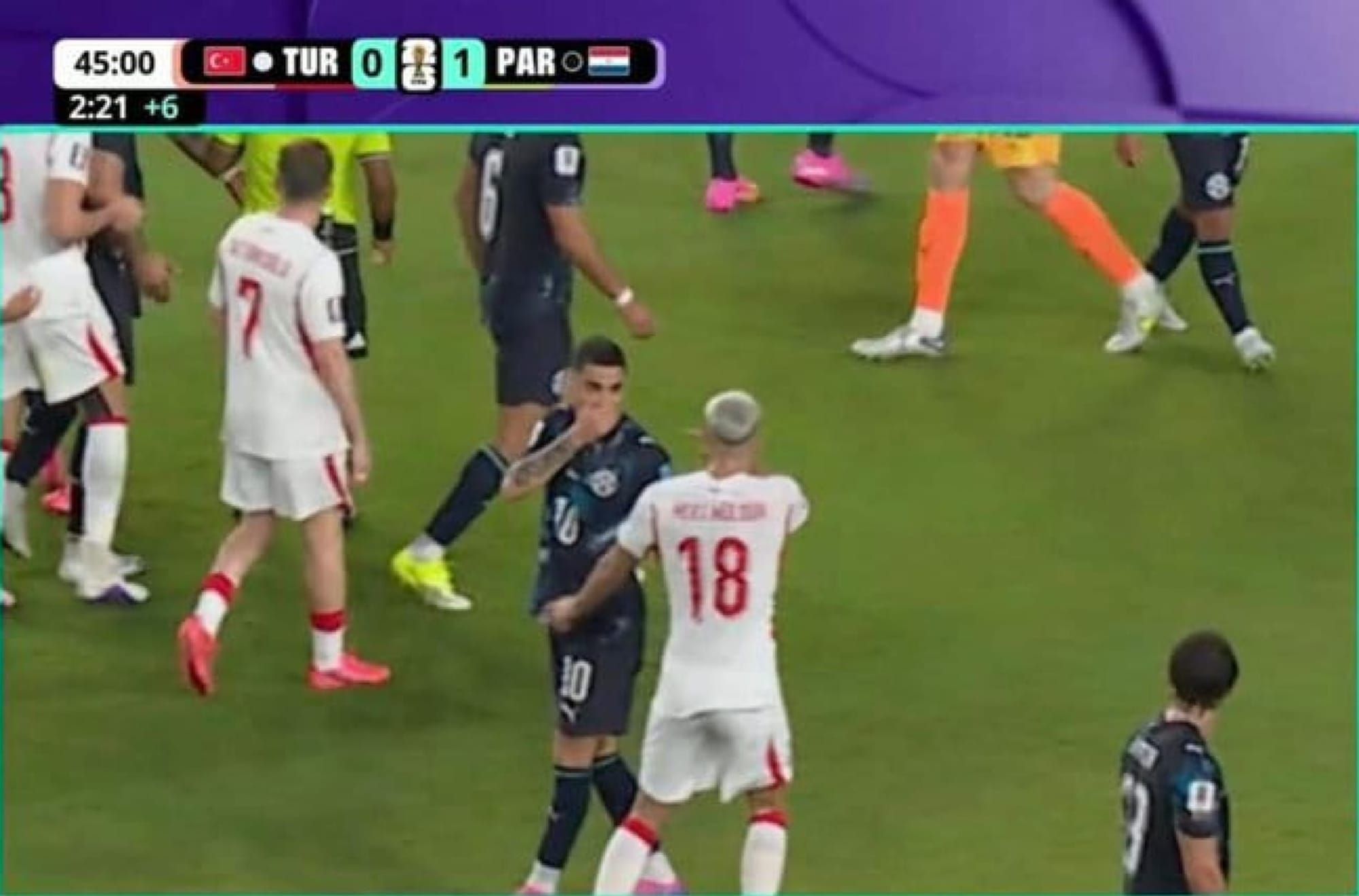 ¡PARAGUAYO MIGUEL ALMIRÓN, PRIMER EXPULSADO POR TAPARSE LA BOCA!