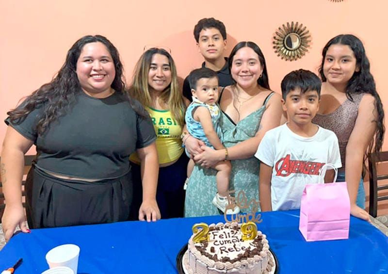 RODEADA DEL CARIÑO DE SUS SERES QUERIDOS