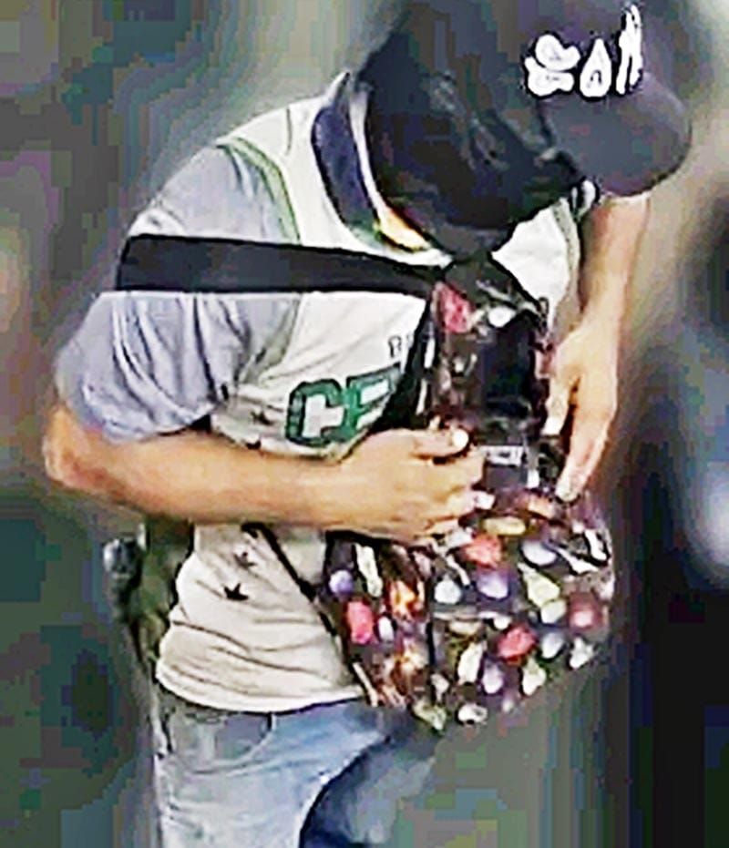¡BUSCAN ASALTANTE ENCAPUCHADO Y CON PISTOLÓN!