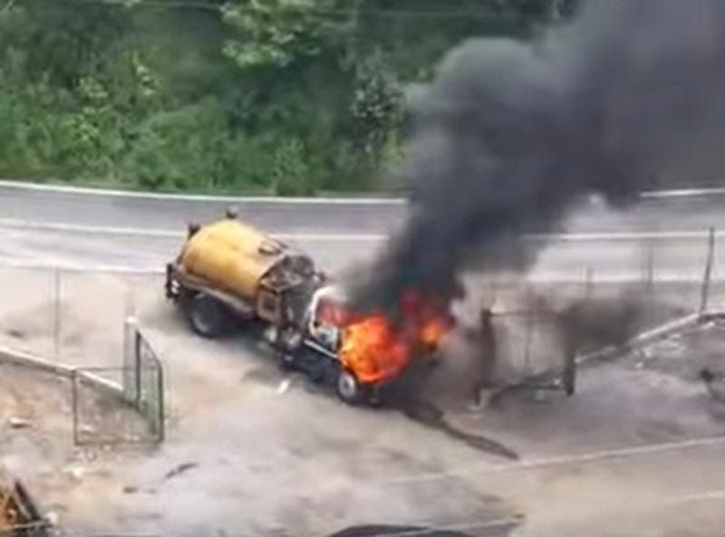 ¡SE INCENDIA PIPA CARGADO CON ASFALTO EN ZONGOLICA!