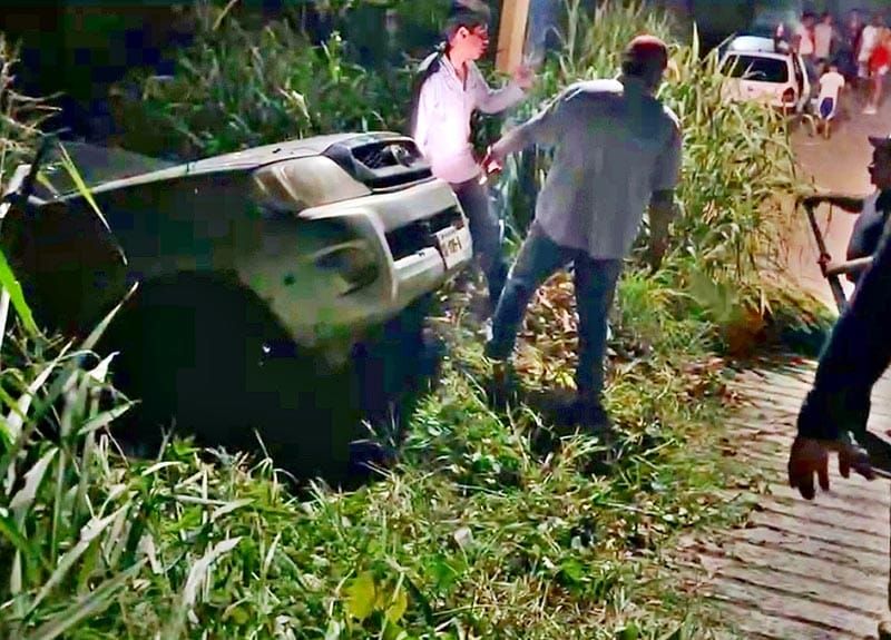 ¡CAMIONETA VOLCÓ Y ATERRIZÓ EN ZANJA!
