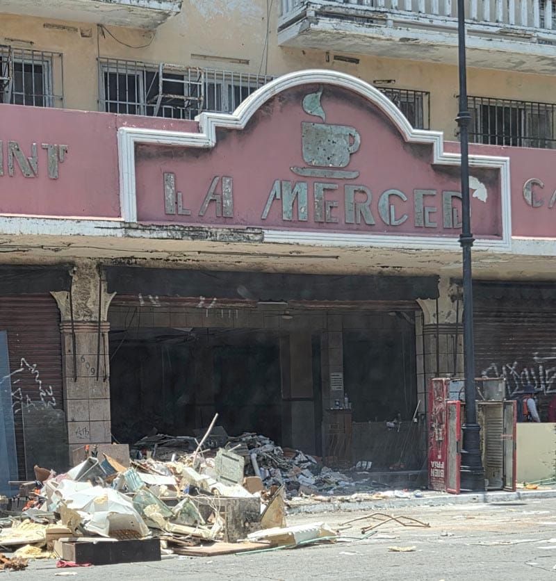 ¡DESMANTELAN EL CAFÉ DE LA MERCED!