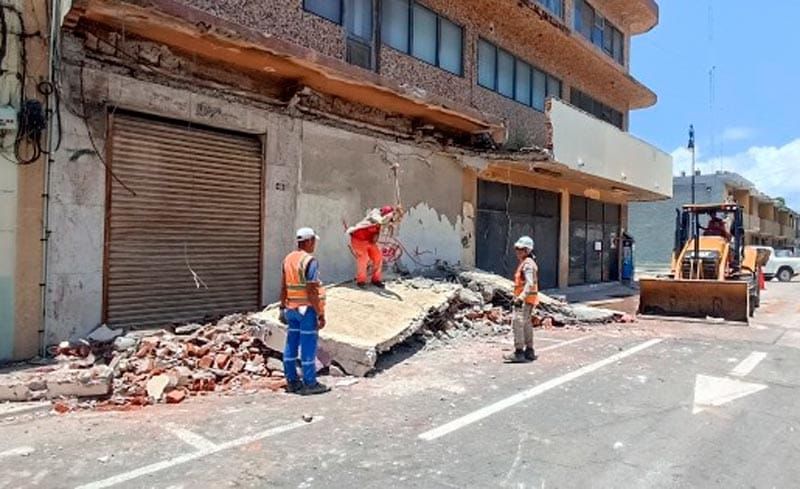 ¡SE LE CAE EL BALCÓN! - PURAS PÉRDIDAS