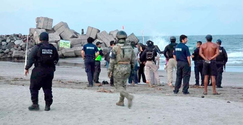 ¡RESCATAN A DOS MENORES ARRASTRADOS POR LA CORRIENTE EN PLAYA “LA BAMBA”!