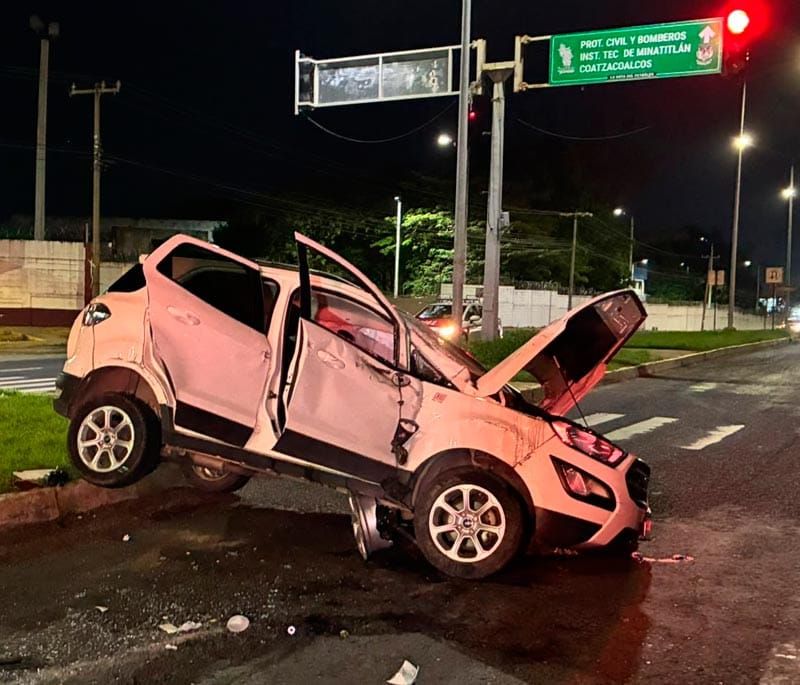 ¡ABANDONAN CAMIONETA VOLCADA EN EL BULEVAR!