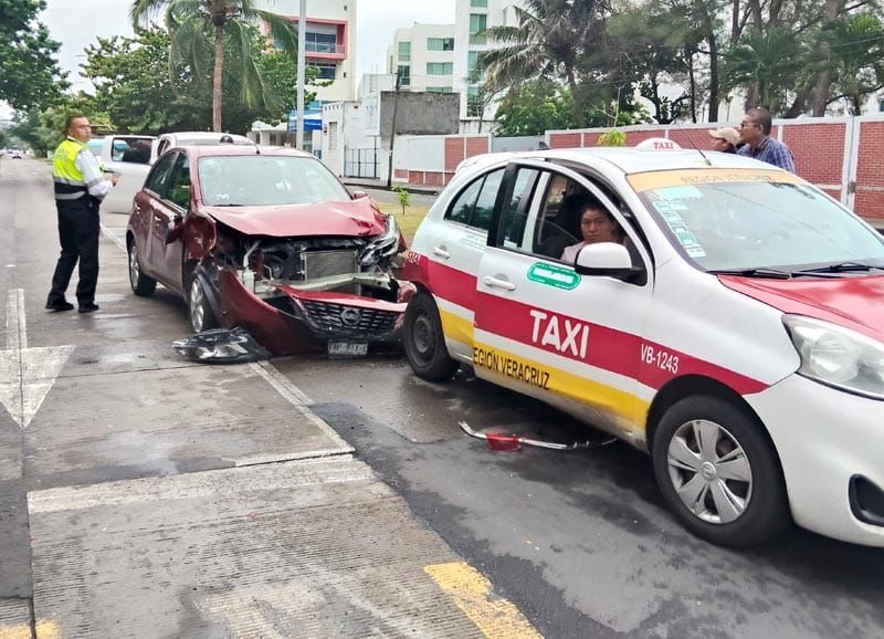 ¡DOS LESIONADOS EN CHOQUE EN URANO!