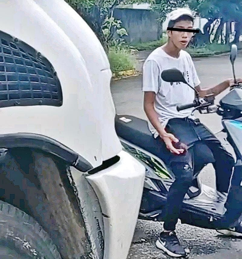 ¡SE PONEN BUZOS POR MOTO-RATÓN ARMADO CON CUCHILLO!